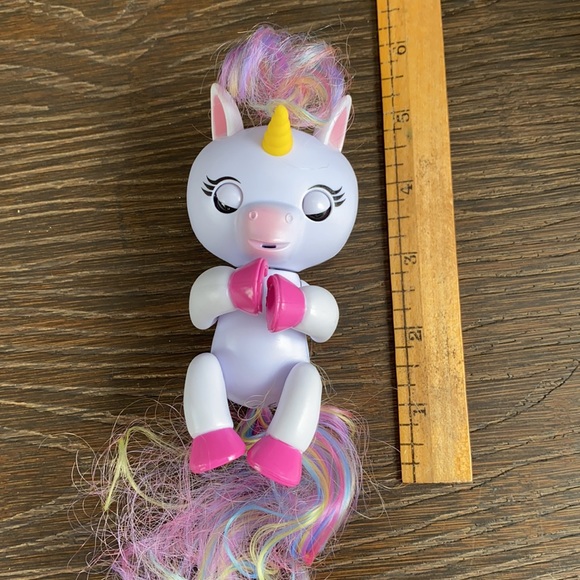 WowWee Fingerlings interactive Baby Unicorn GiGi - Picture 4 of 5